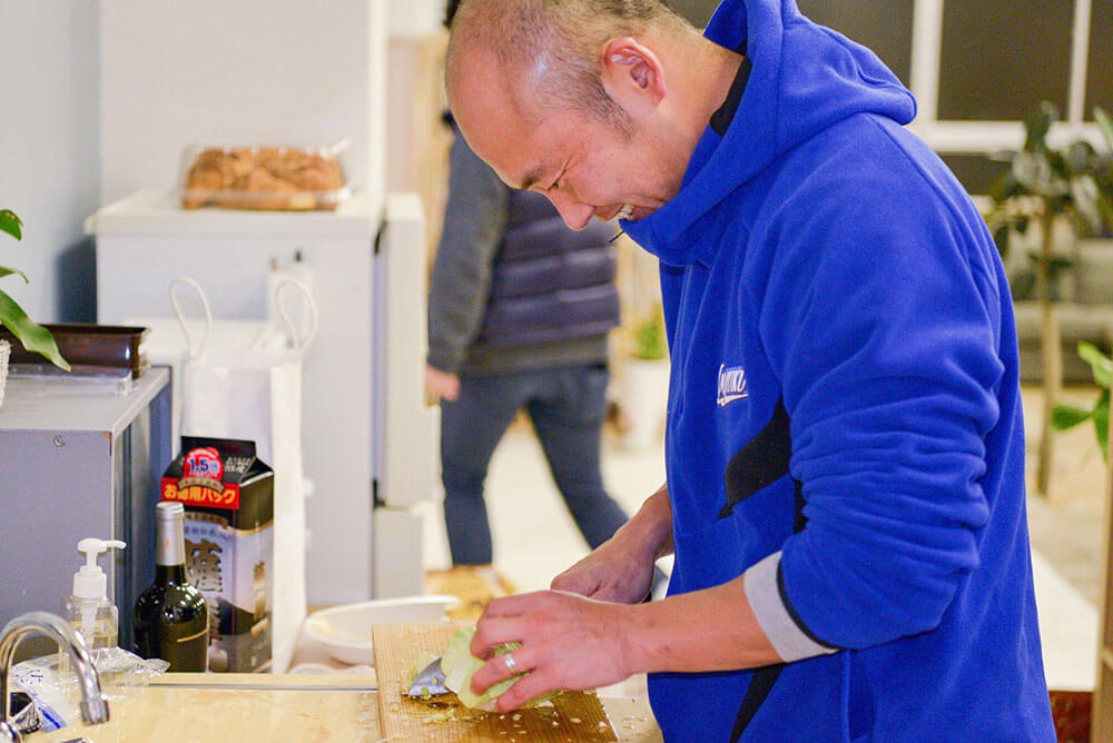 ミニキッチンで調理する男性