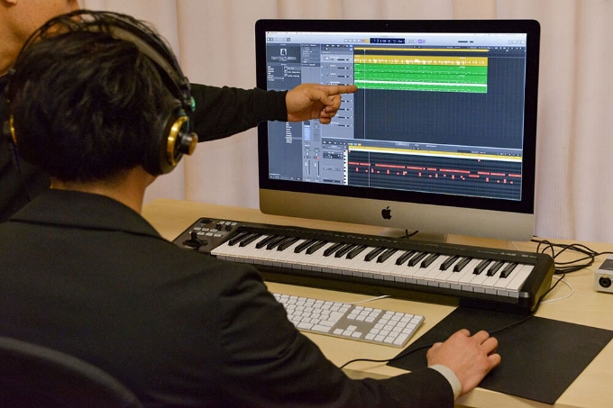 ミュージックラボの講習を受ける男性