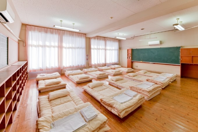 教室に泊まるイメージ写真