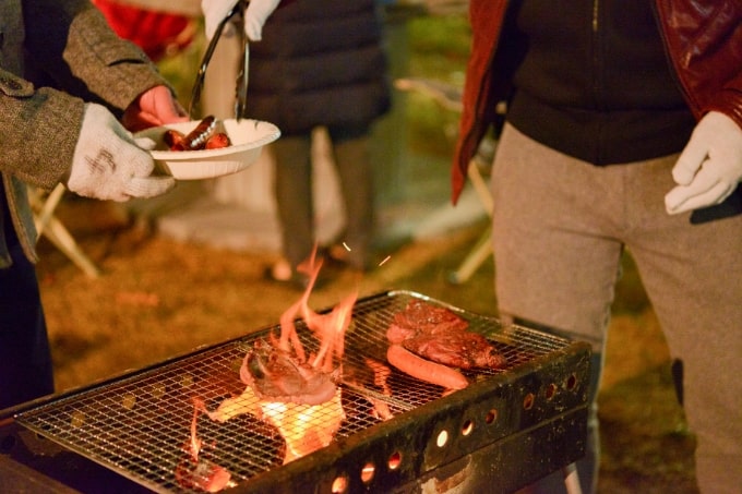 BBQを楽しむ人たちの写真