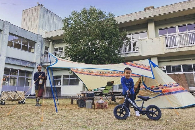 校庭でのキャンプを楽しむ家族