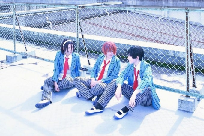 学校の屋上で会話する３人