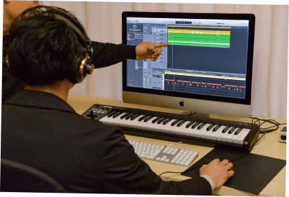 ミュージックラボの講習を受ける男性の写真