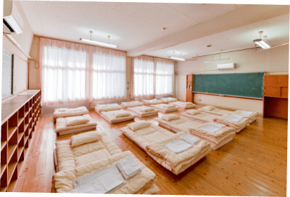 教室に泊まるイメージ写真