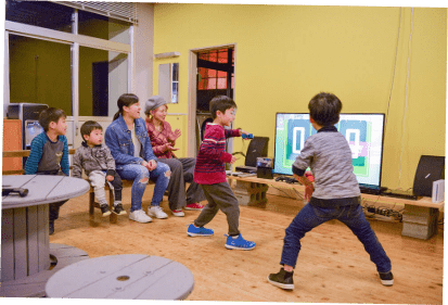 リラックスルームでゲームを楽しむ子どもたちの写真