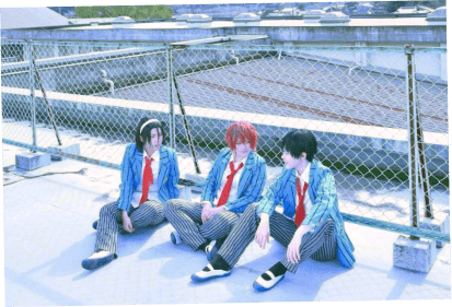 屋上で話す人の写真